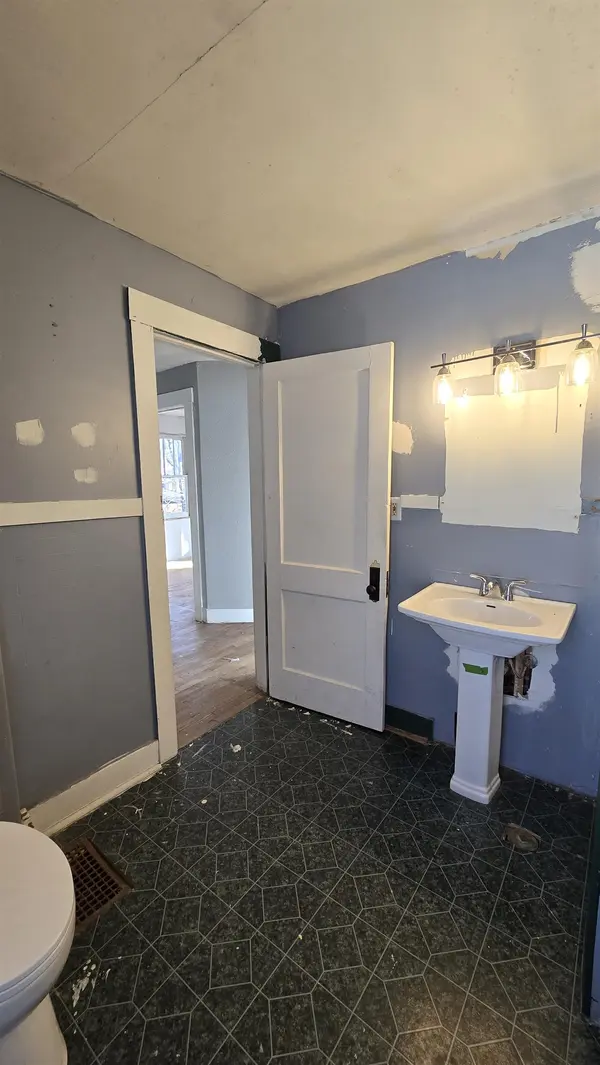 106 N West Pl, Salina, KS 67401