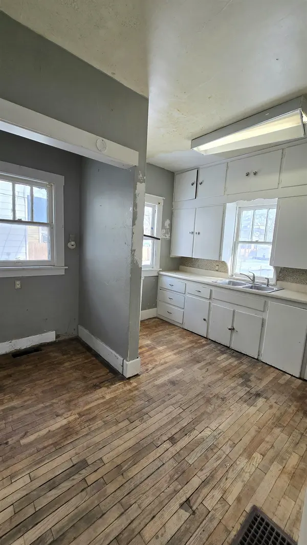 106 N West Pl, Salina, KS 67401