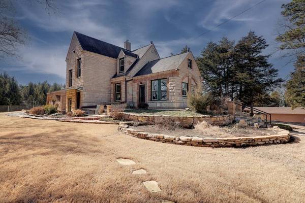 1702 Simpson Ave, Winfield, KS 67156