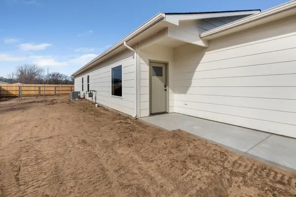 2453 W MacArthur Ct, Wichita, KS 67217