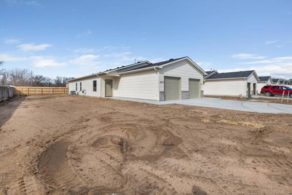 2451 W MacArthur Ct, Wichita, KS 67217