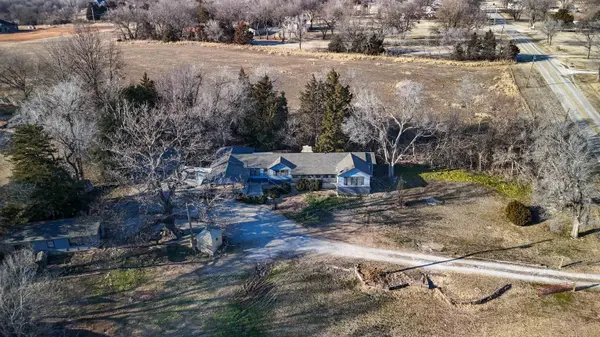 113 S Country Club Rd, Arkansas City, KS 67005