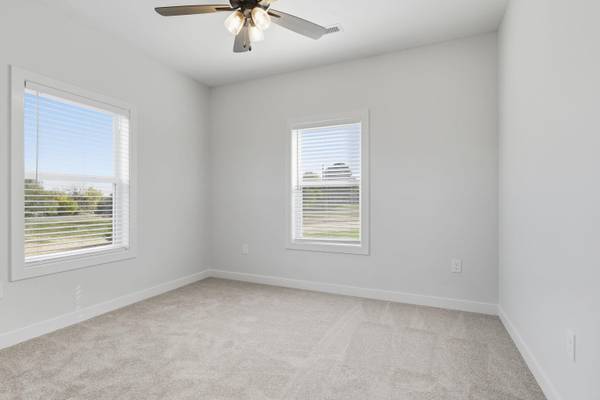 805 Battle Creek Ln, Minneapolis, KS 67467