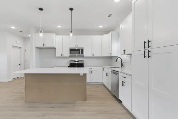 809 Battle Creek Ln, Minneapolis, KS 67467
