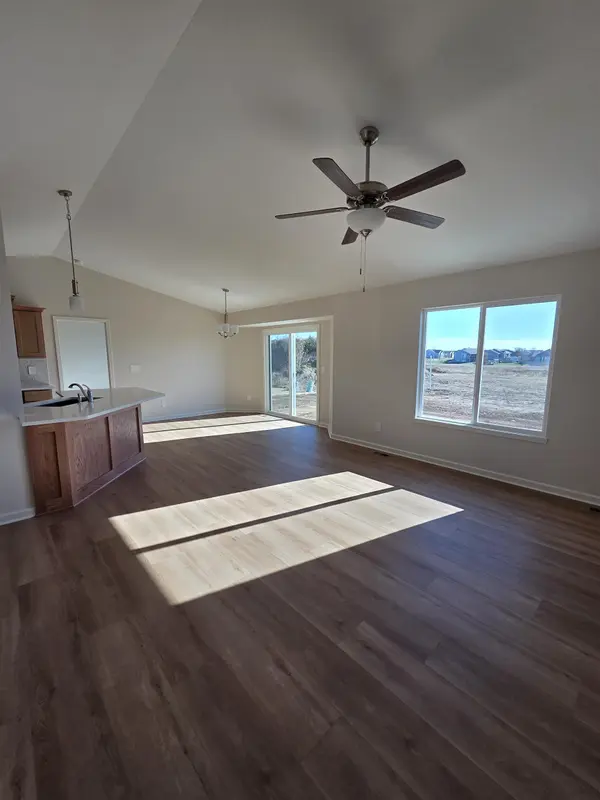 214 Summer Ct, Newton, KS 67114