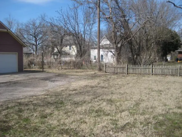 320 E 4th St, Newton, KS 67114