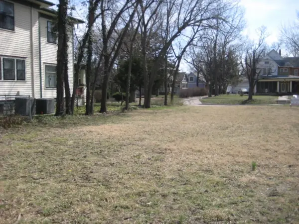 320 E 4th St, Newton, KS 67114