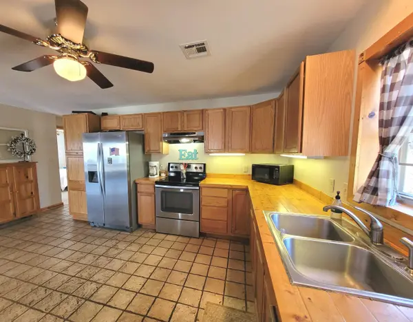 104 Eureka Lake Rd, Eureka, KS 67045