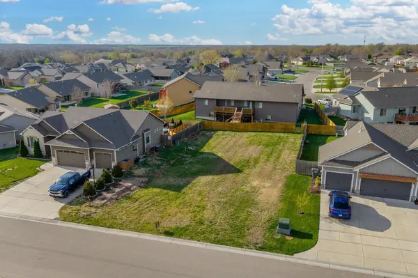 945 Ceder Brook Cir, Mulvane, KS 67110