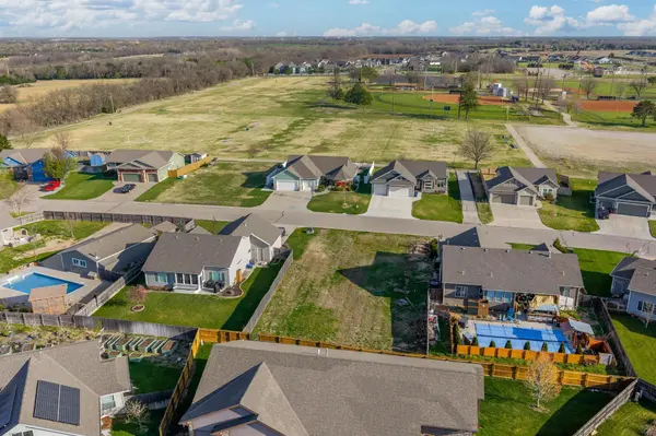 945 Ceder Brook Cir, Mulvane, KS 67110