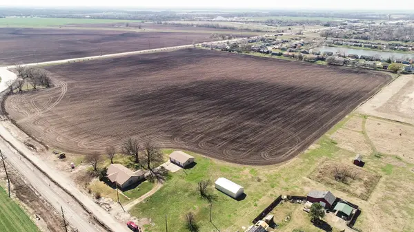 7945 N Seneca St, Valley Center, KS 67147
