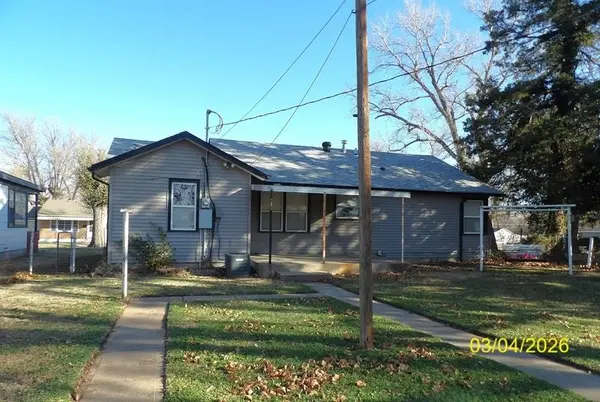 215 S Garfield Ave, Lyons, KS 67554