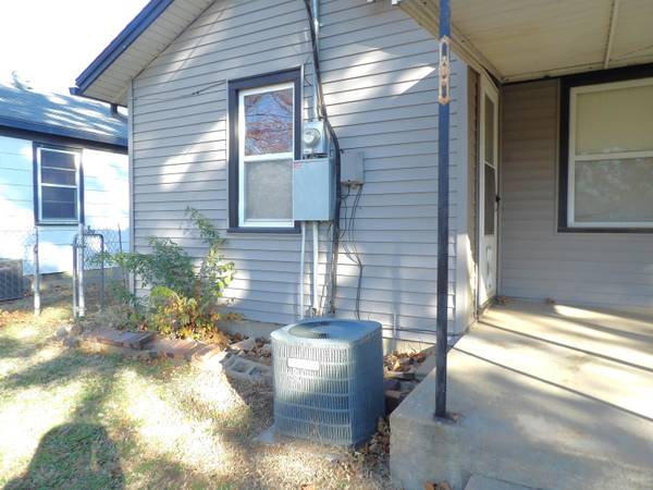 215 S Garfield Ave, Lyons, KS 67554