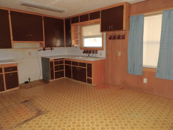 215 S Garfield Ave, Lyons, KS 67554