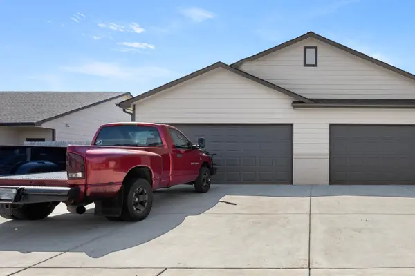 12049 / 12051 W Shadow Lakes St, Maize, KS 67205-5261
