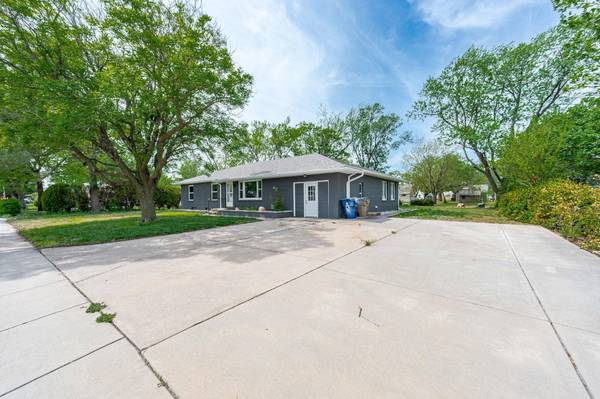 335 N Sherman St, Andale, KS 67001