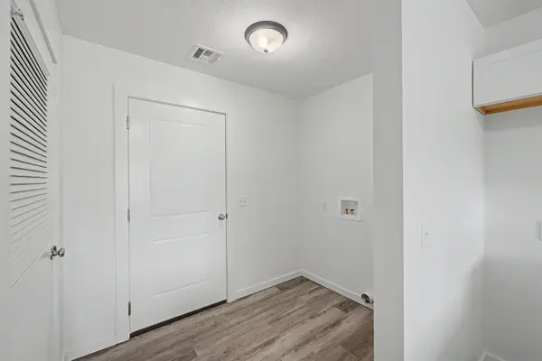 1218 Fountain Dr, Salina, KS 67401