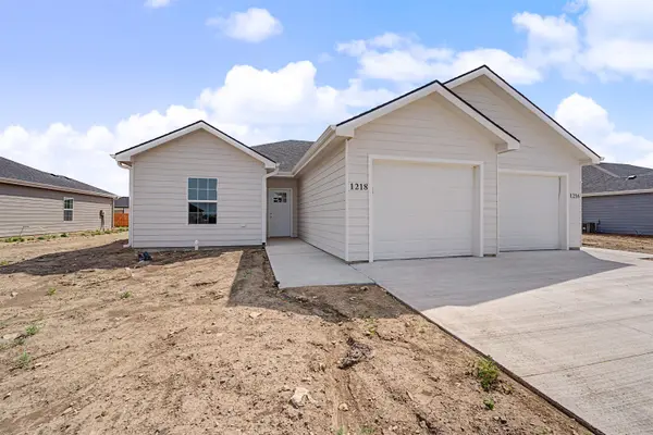 1218 Fountain Dr, Salina, KS 67401