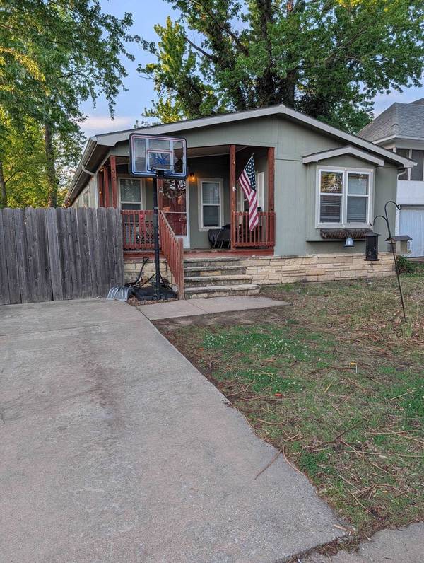 916 E 8th, Winfield, KS 67156