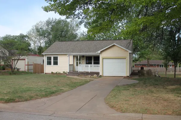 828 N Anthony Ave, Anthony, KS 67003