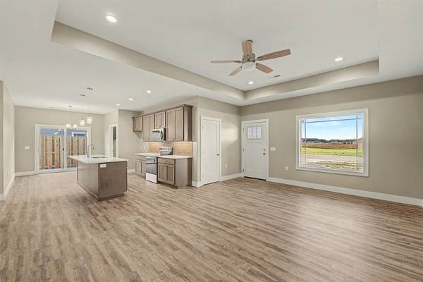 1200 Vista Sur Dr, Salina, KS 67401