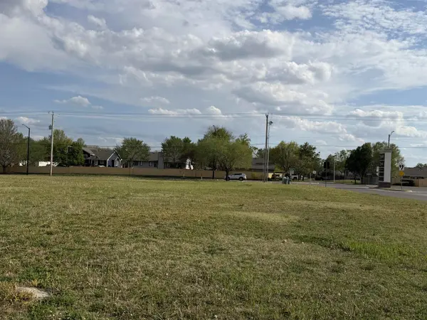 000 N Klein Cir, Derby, KS 67037