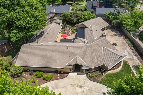 68 S Mission Rd, Eastborough, KS 67207-1033