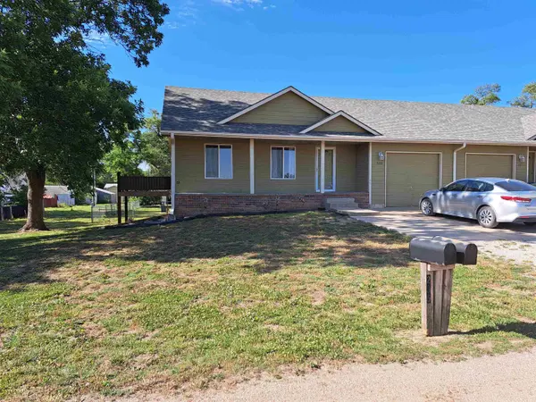 235 W Wood Ave, Clearwater, KS 67026
