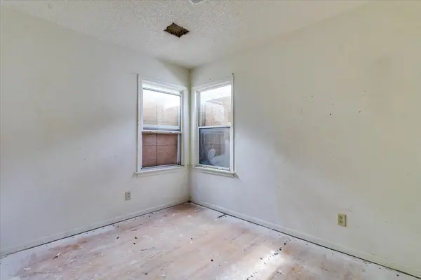 1746 Chautauqua, Wichita, KS 67214