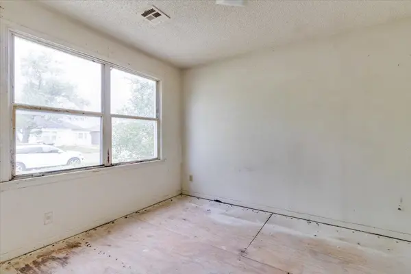1746 Chautauqua, Wichita, KS 67214