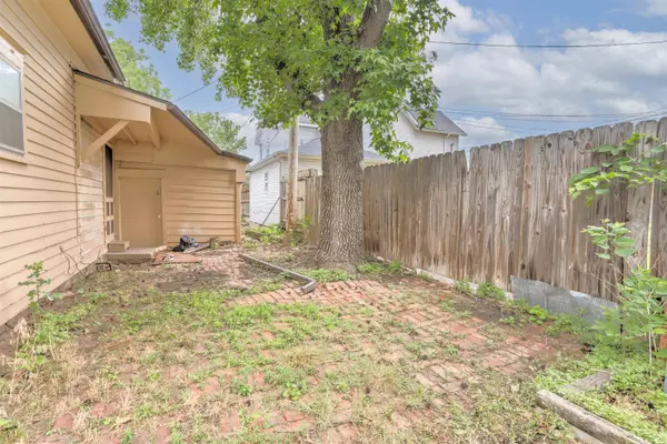 222 N 1st Street, Arkansas City, KS 67005