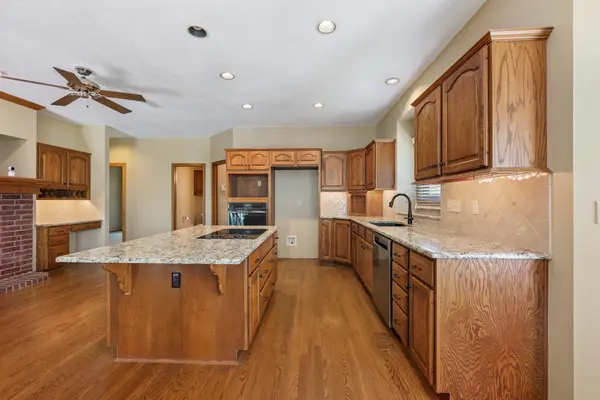 3131 N Forest Lakes Ct, Wichita, KS 67205-1905