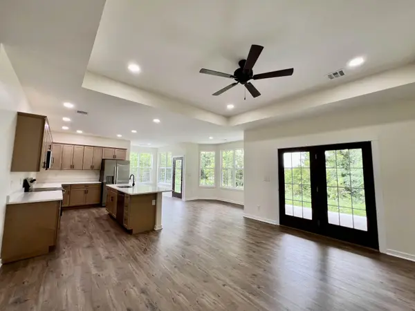 208 Castle Pines Dr, Arkansas City, KS 67005