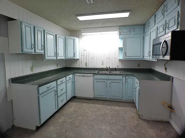 211 S Meridian Rd, Wellington, KS 67152