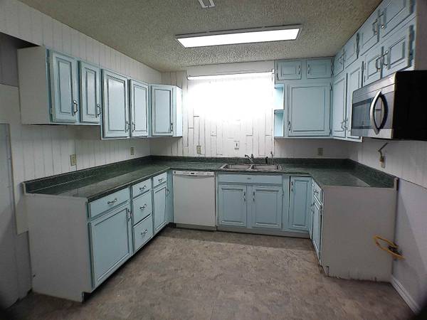 211 S Meridian Rd, Wellington, KS 67152