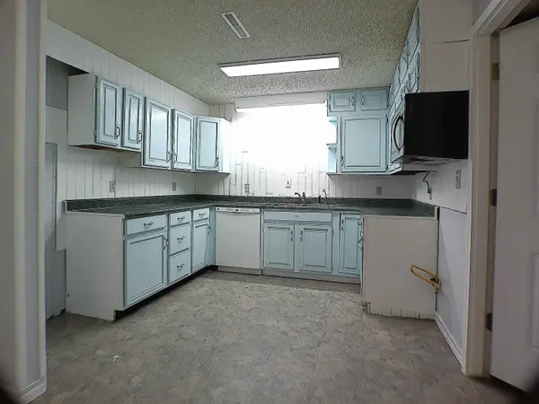 211 S Meridian Rd, Wellington, KS 67152