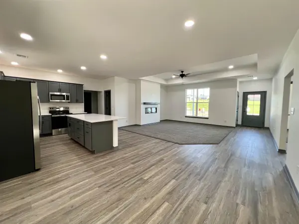 214 Castle Pines Dr, Arkansas City, KS 67005