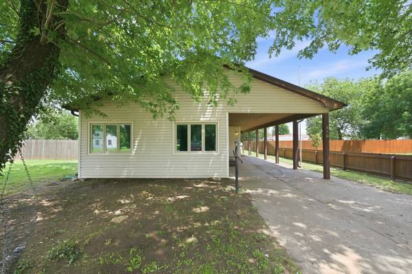 418 S Briarwood, Norwich, KS 67118