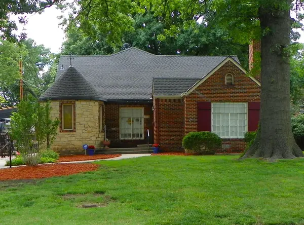 207 N Parkwood Lane, Wichita, KS 67208-4144