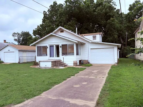 406 E 5th Ave, Winfield, KS 67156