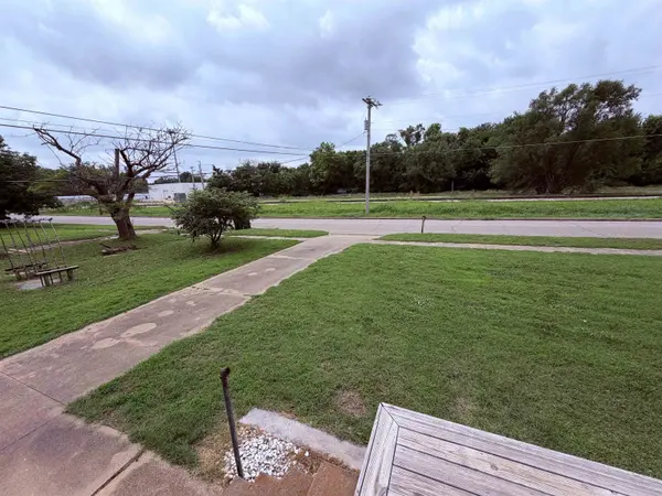 406 E 5th Ave, Winfield, KS 67156