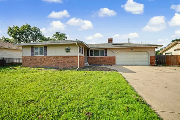 2311 Applewood Ln, Salina, KS 67401