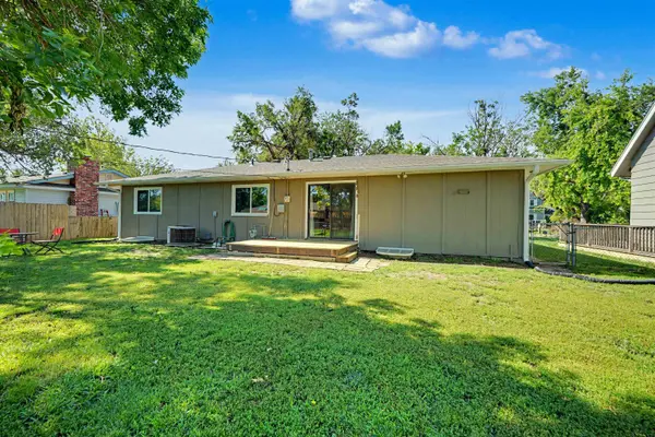 647 E Neal Ave, Salina, KS 67401