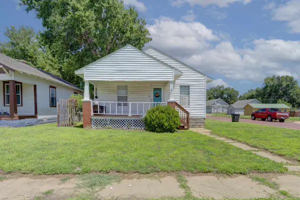 1326 S Summit St, Arkansas City, KS 67005
