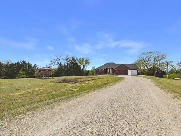 22015 W 101st St N, Mount Hope, KS 67108