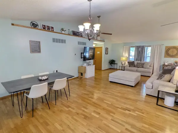 215 E Prather St, Mulvane, KS 67110