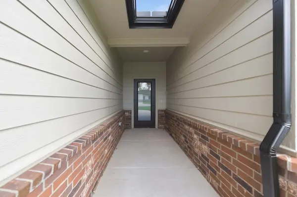 614 E Elmwood St, Park City, KS 67147-1124