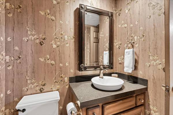 8909 E Bradford Circle, Wichita, KS 67206