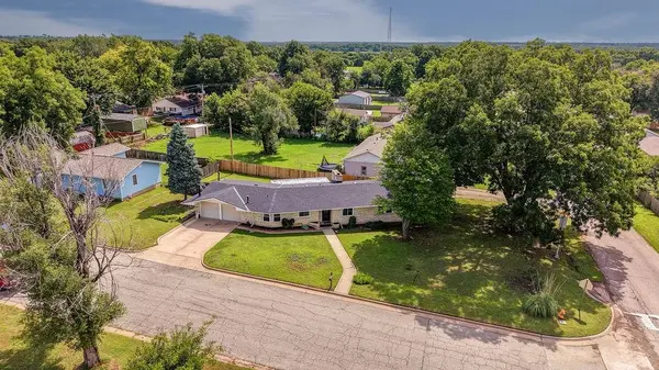 102 Highland Dr, Arkansas City, KS 67005