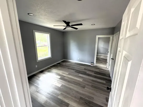 102 & 102 1/2 N West Pl, Salina, KS 67401